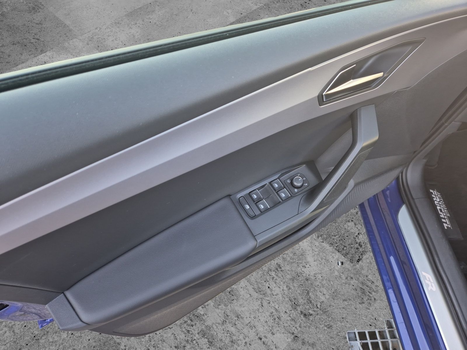 Fahrzeugabbildung SEAT Leon TSI FR-Line LED Navi ACC Park-Assist SH LM