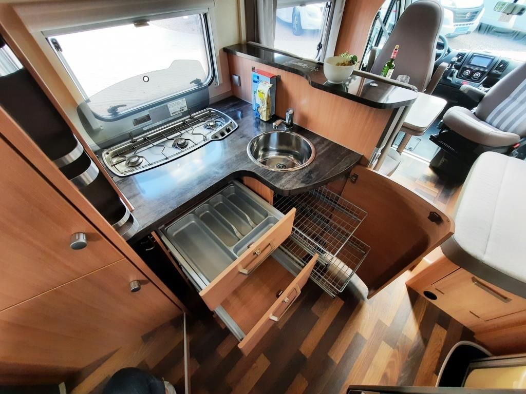 Fahrzeug Übersicht 14 Fahrzeugabbildung Knaus Sky Wave 650 MF Celebration25 Dachklima, Hubbett