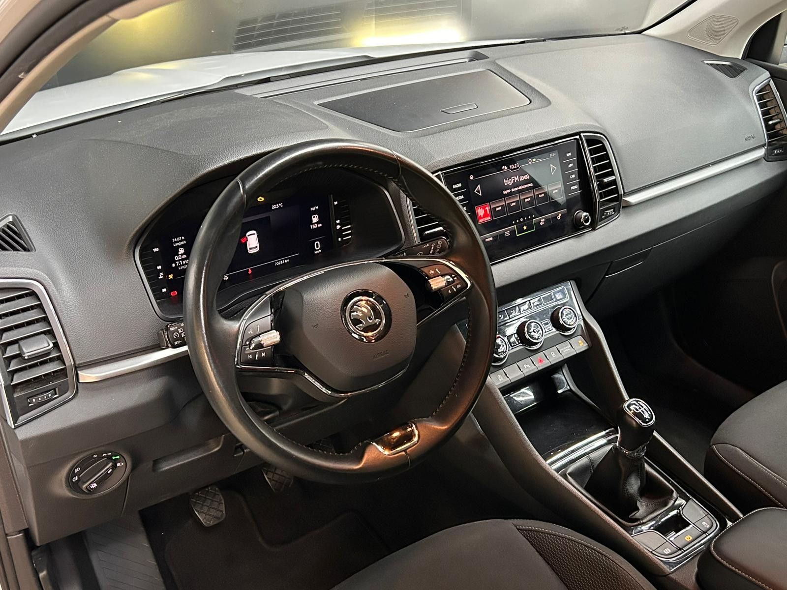 Fahrzeugabbildung SKODA Karoq 1.5 TSI Ambit Sport DESIGN+VIRTU+KAM+LED+