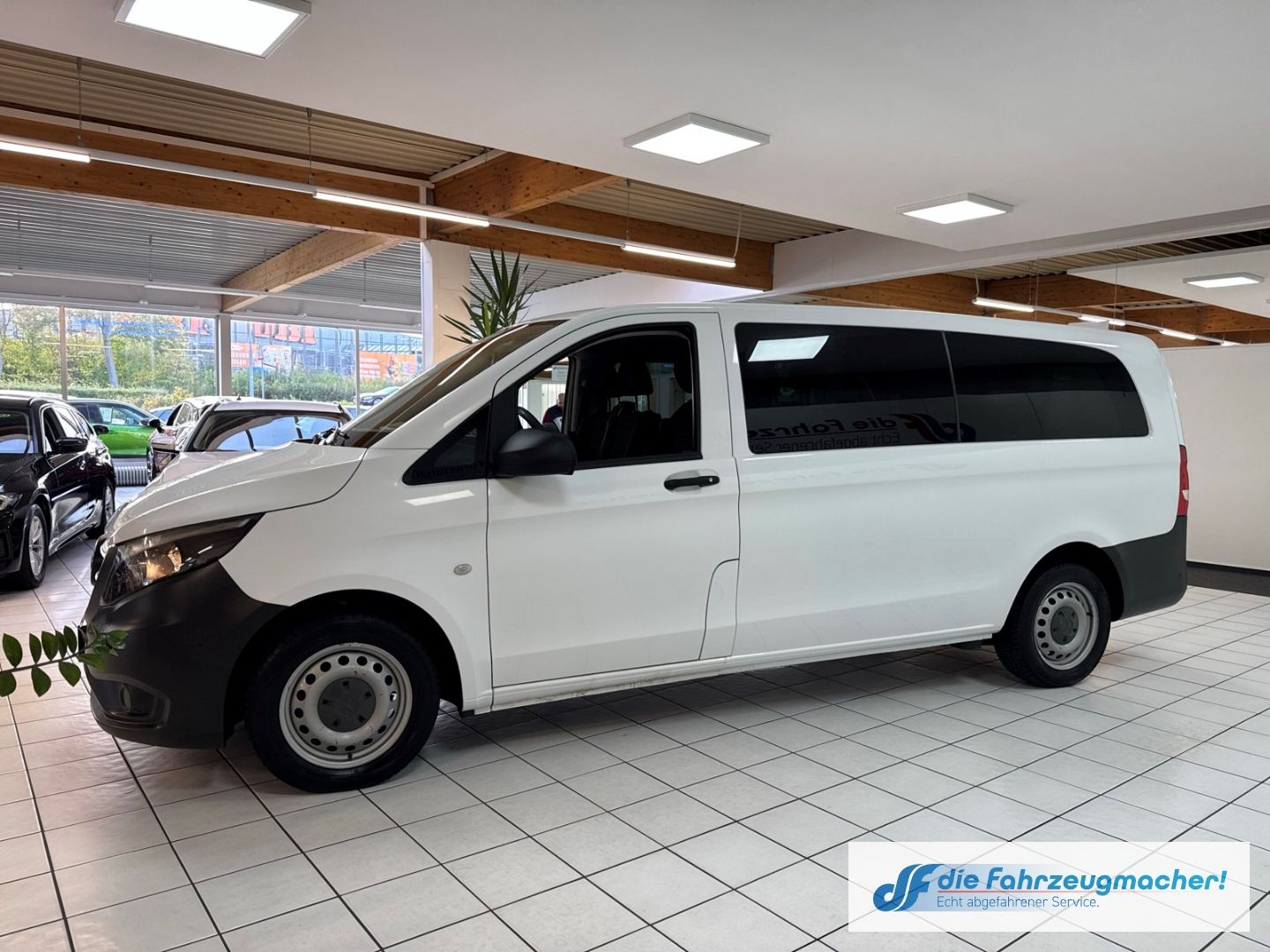 Fahrzeugabbildung Mercedes-Benz Vito Tourer 111CDI 9.Sitz. Extralang AHK Parklen