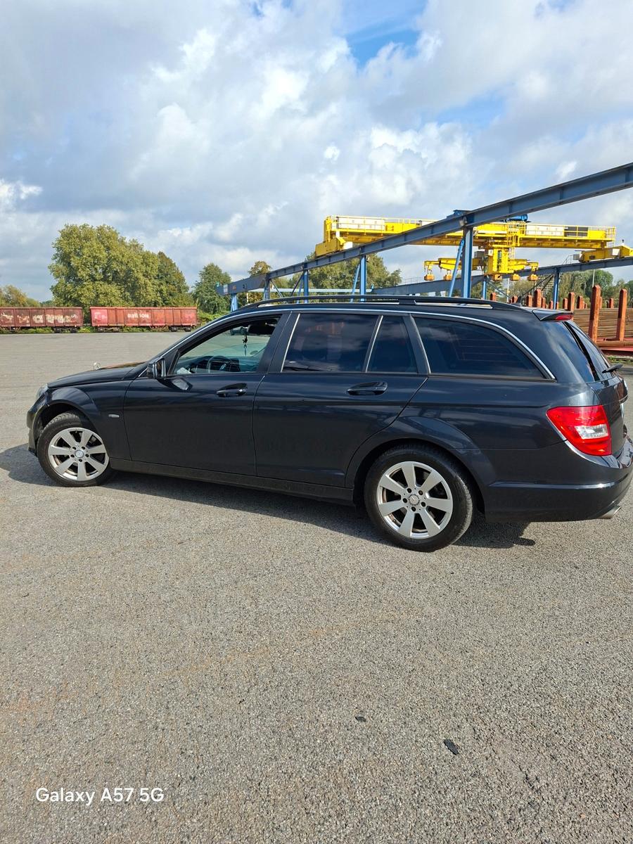 Mercedes-Benz C220 2011 — rear view
