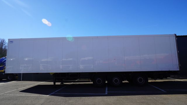 Schmitz Cargobull 3 AXLE FRIGO TRAILER WITH CARRIER VECTOR 1550