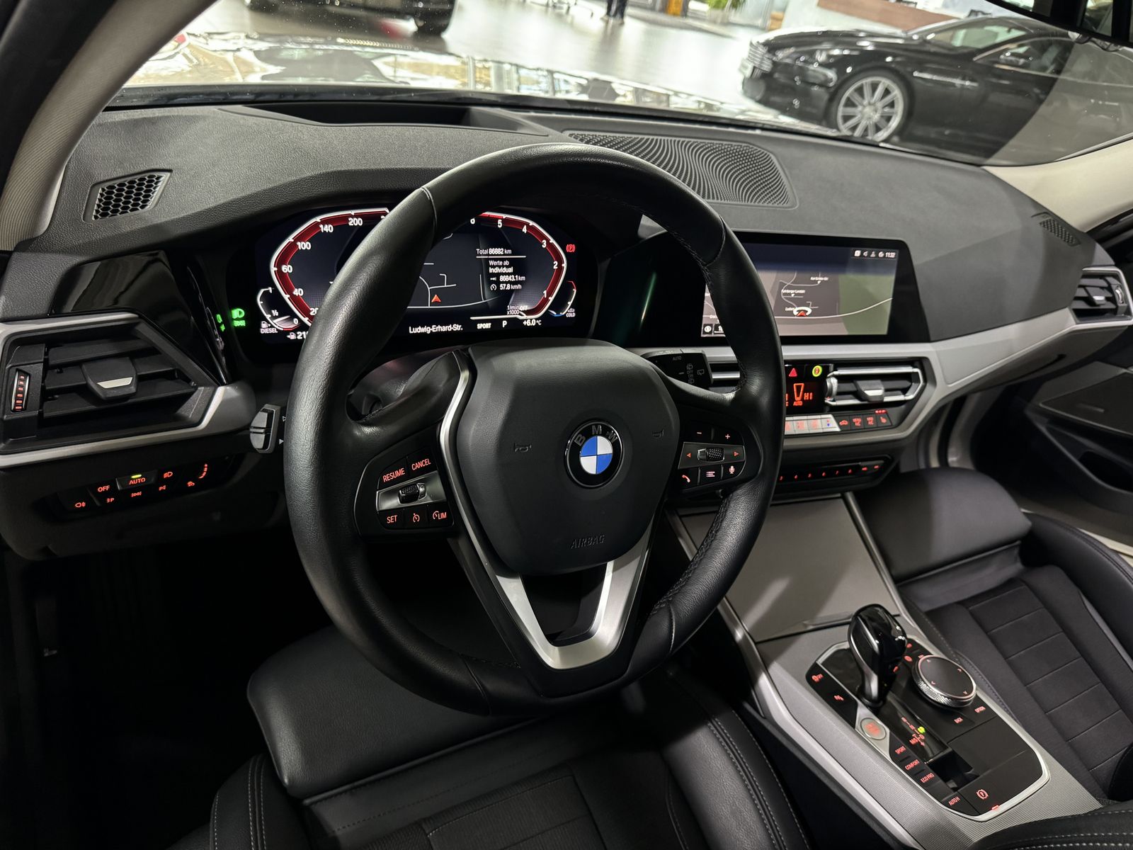 Fahrzeugabbildung BMW 320d Kamera HUD DAB H/K WLAN AHK Alarm Sport LED