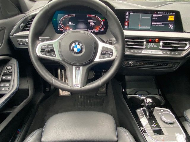 Fahrzeugabbildung BMW 118 i M Sport , LED , NAVI + RFK , PANORAMA