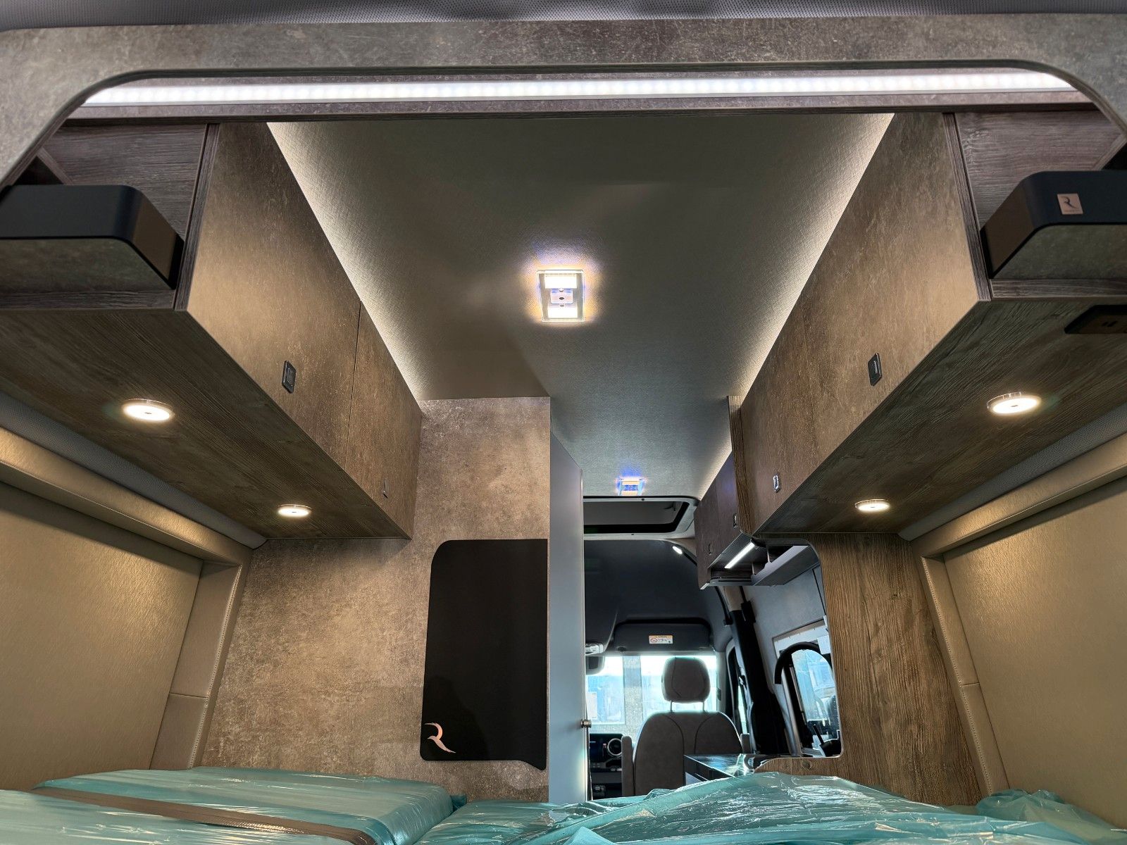 Fahrzeugabbildung Robeta Adonis - Luxus Campervan mit Aufstelldach