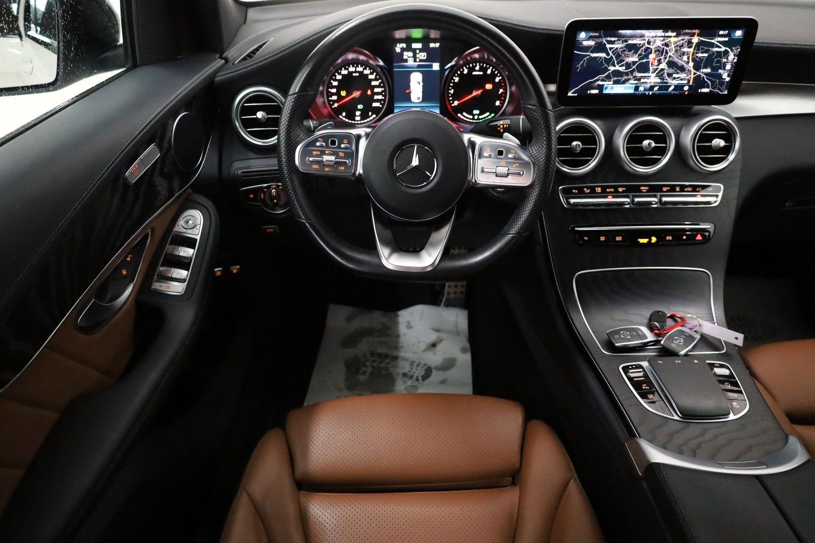 Fahrzeugabbildung Mercedes-Benz GLC 300e 4M Coupe AMG Leder,Navi,LED,Park Paket