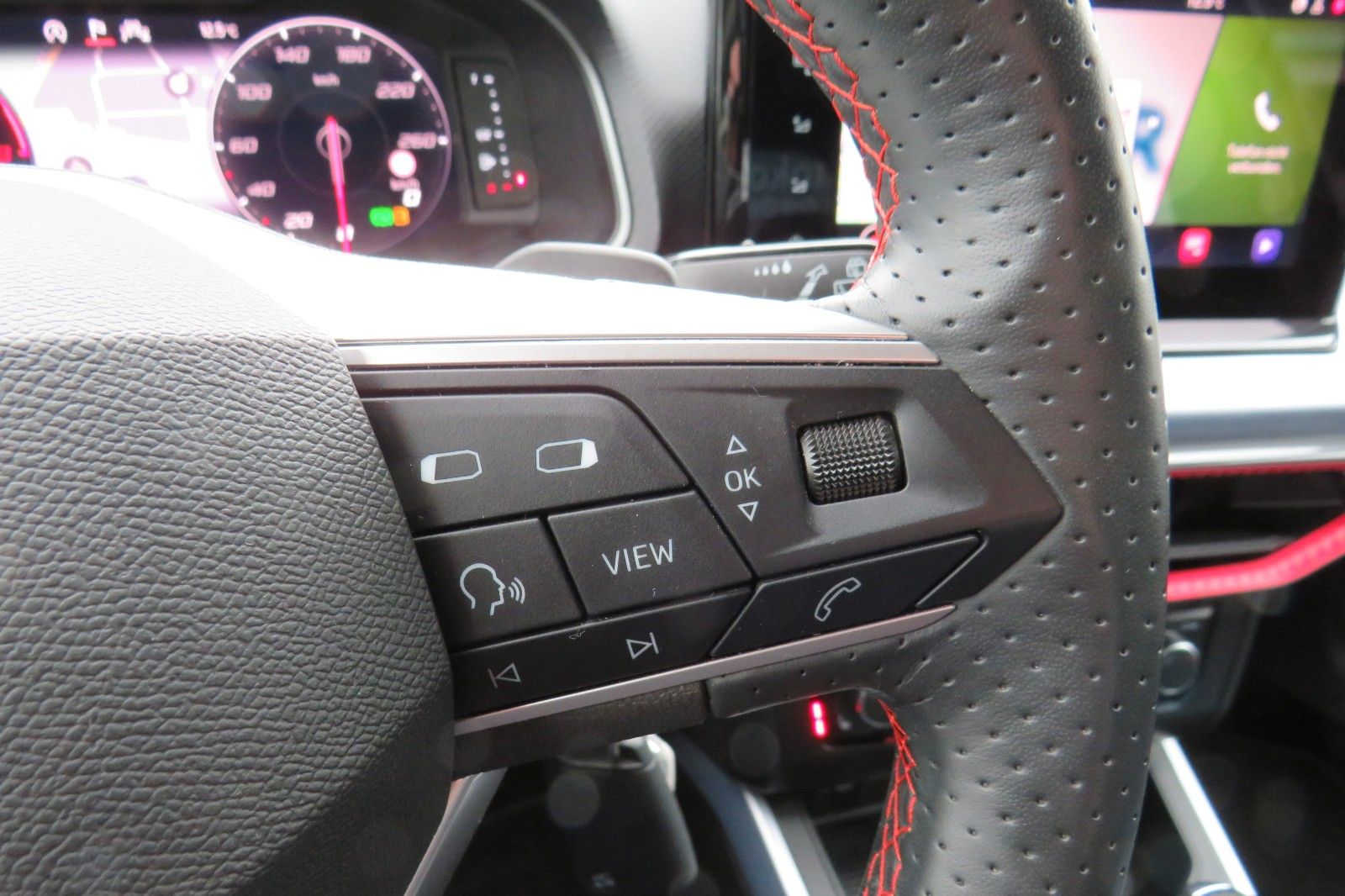 Fahrzeugabbildung SEAT Arona FR DSG NAVI SITZH. KAMERA ACC ASSISTENT-PA