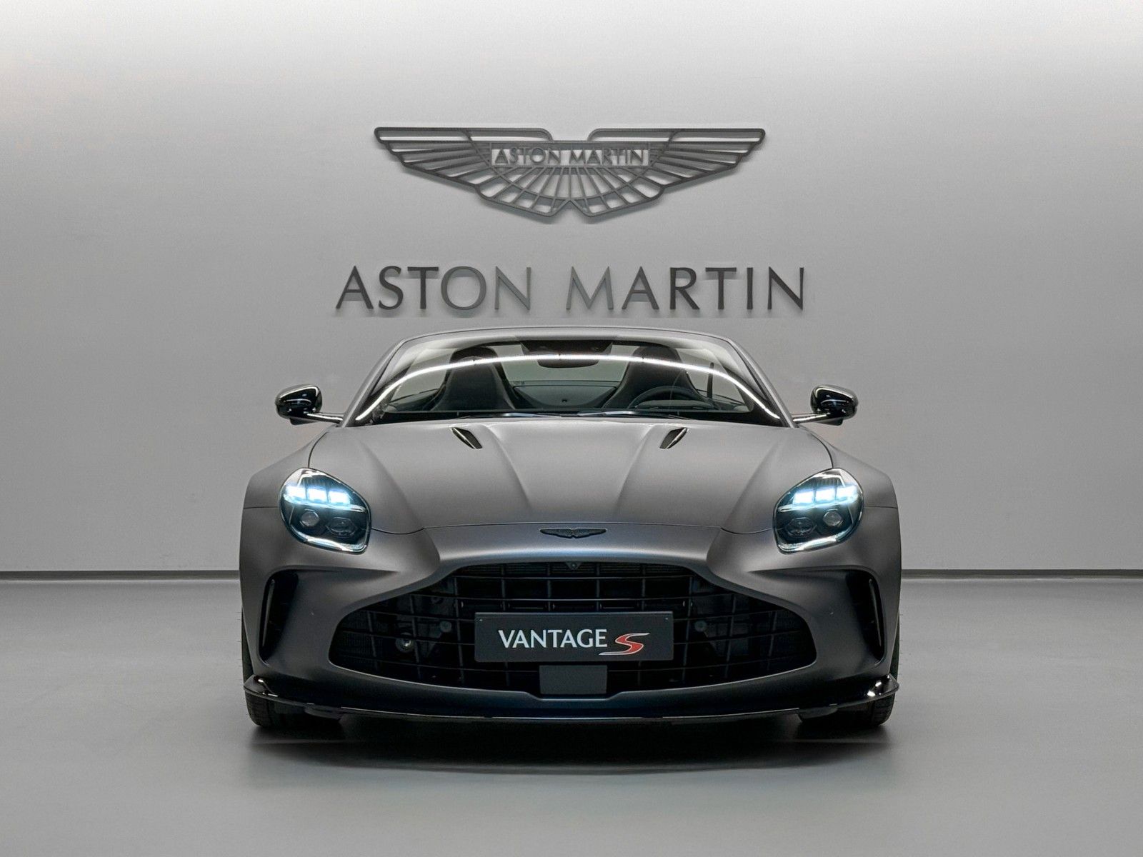 Aston Martin NEW Vantage S Roadster | MODELYEAR 2026 imagem 3