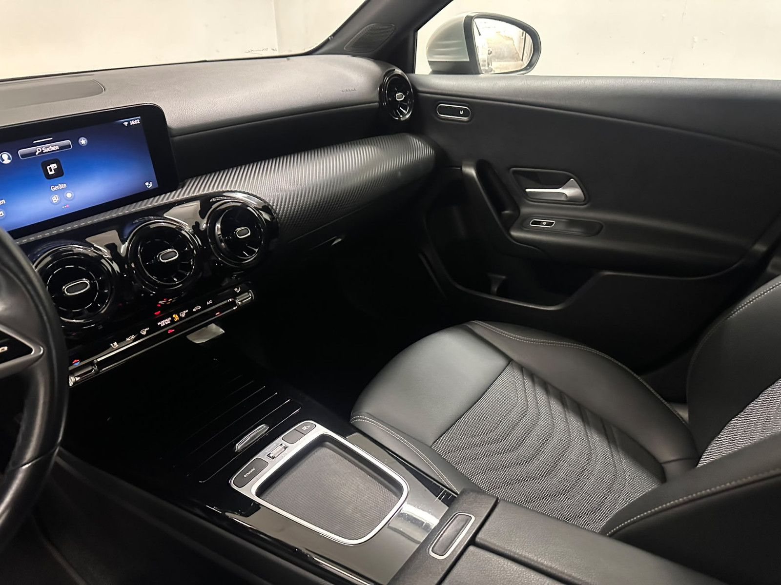 Fahrzeugabbildung Mercedes-Benz A 180 d DCT *LIMOUSINE *KLIMA*NAVI*CARPLAY*