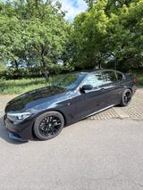 BMW 520i A -Wenig KM SEHR GEPFLEGT M PAKET  - BMW 520 von privat