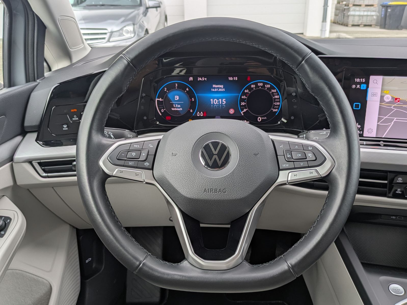 Fahrzeugabbildung Volkswagen Golf 2.0 TDI Life STHZ*LED*MASSAGE*MEMORY*APP