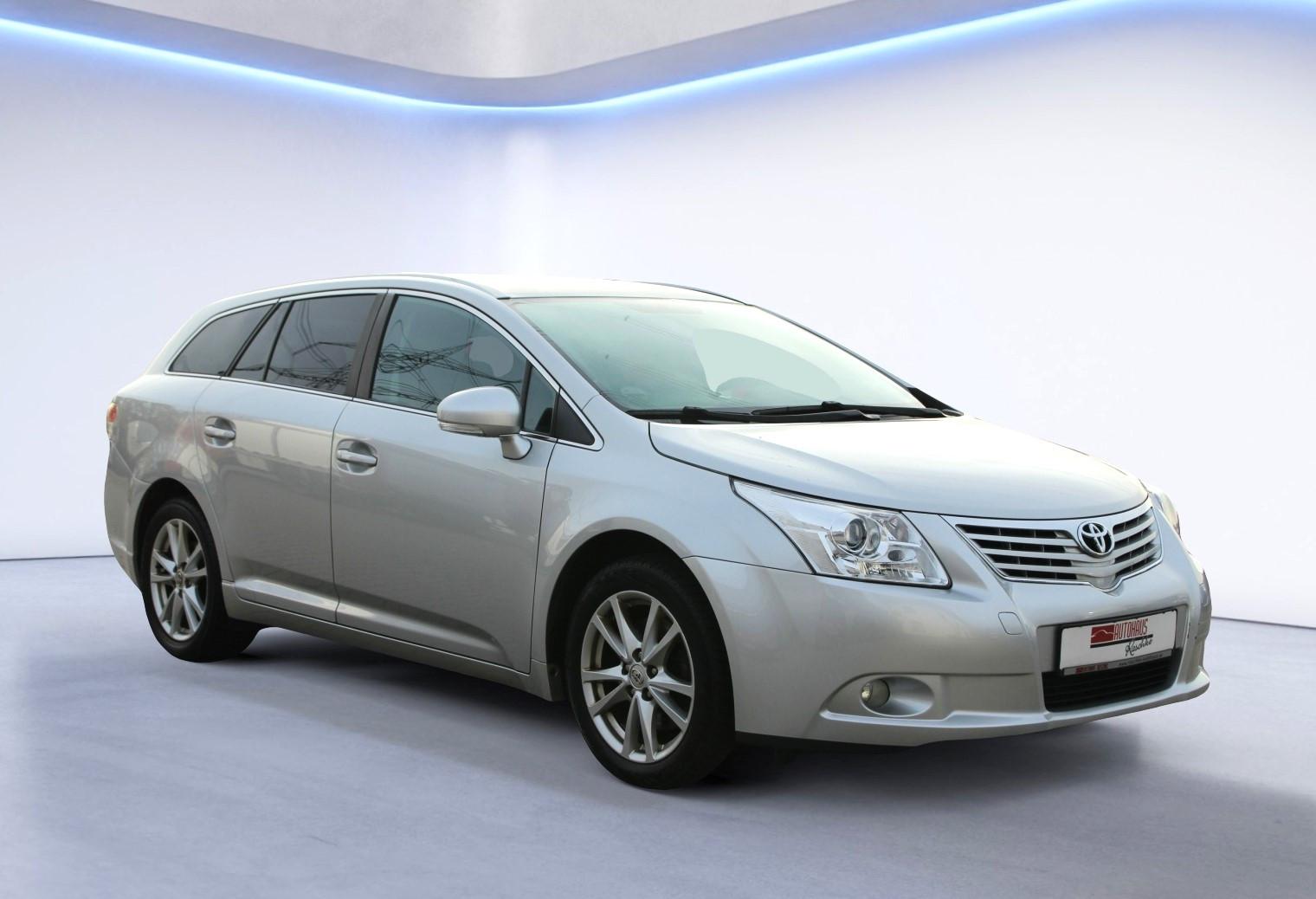 Toyota Avensis 2010 — interior