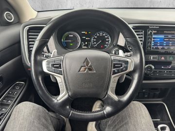 Mitsubishi Outlander 4WD PHEV *KEYLESS*PANORAMA*