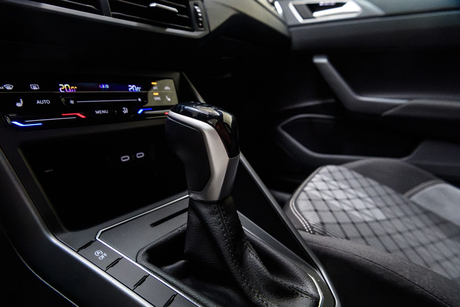 Fahrzeugabbildung Volkswagen Taigo R-Line 1.5 TSI DSG IQ-LED+AHK+KAMERA+ACC