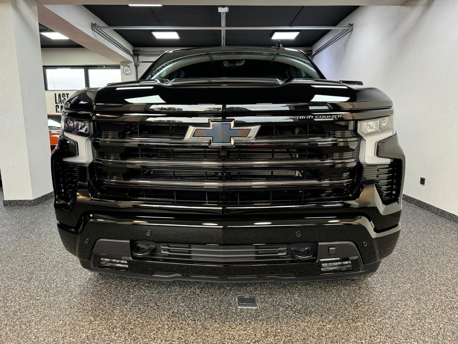 Fahrzeugabbildung Chevrolet 2026 SILVERADO MIDNIGHT DURAMAX DIESEL 4x4 HC