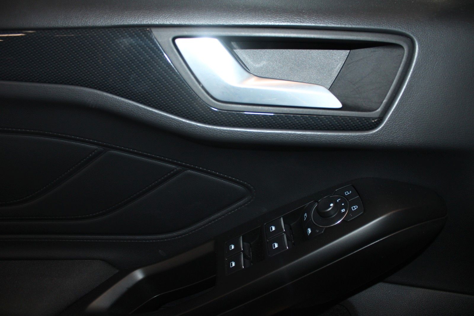 Fahrzeugabbildung Ford Focus ST-LINE Turnier Automatik LED NAVI CAM AHK
