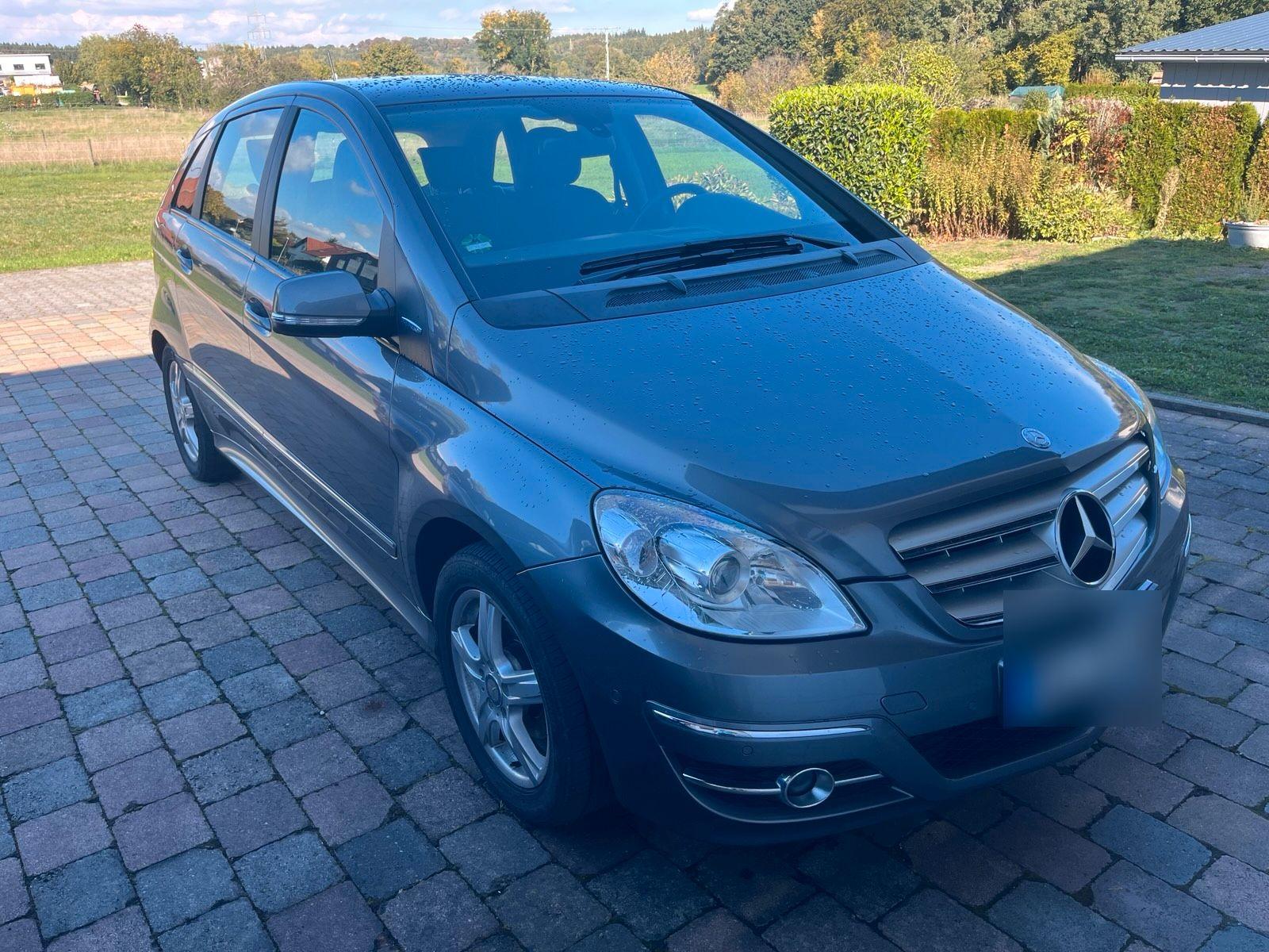 Mercedes-Benz B 180