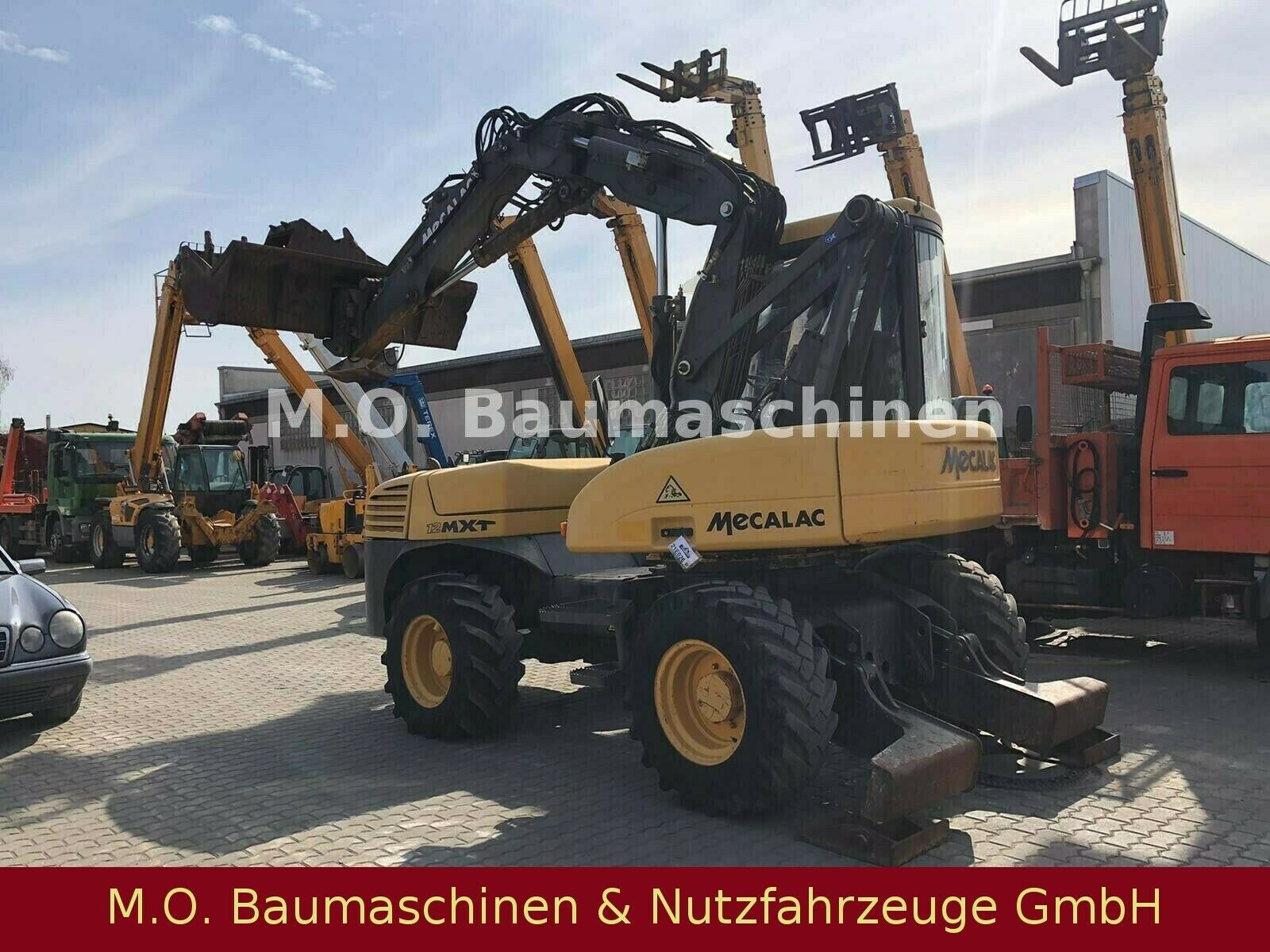 Fahrzeugabbildung MECALAC 12 MXT  / Schaufel / Gabel / 3x Tieflöffel