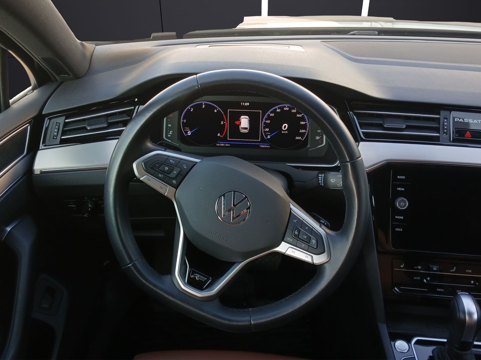 Fahrzeugabbildung Volkswagen Passat Variant TDI R-Line DSG Matrix AHK Navi Le