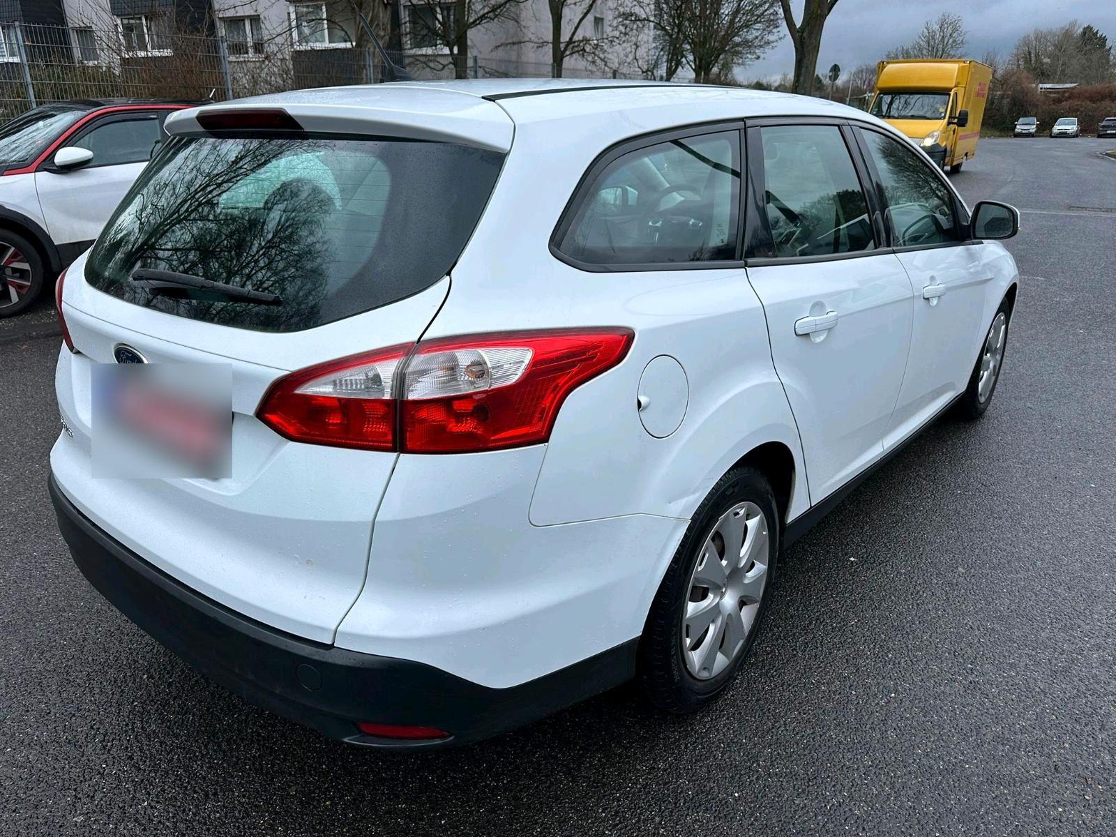 Ford Focus 2011 — rear view