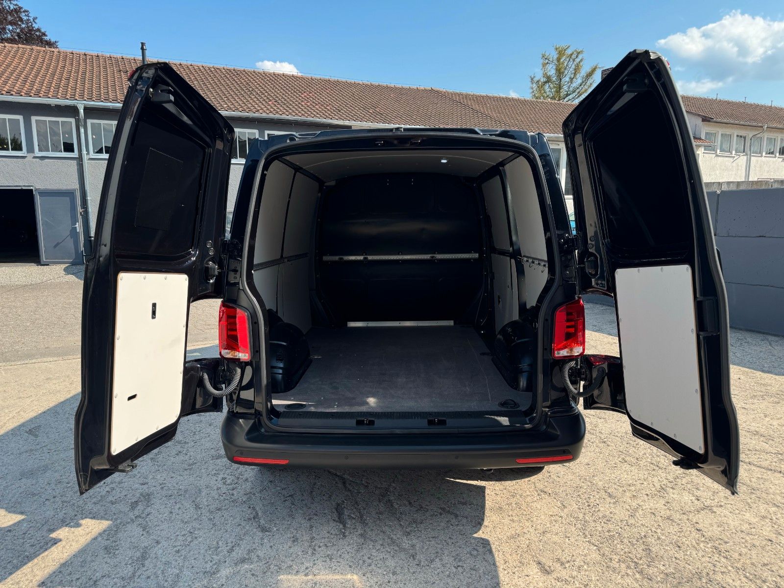 Fahrzeugabbildung Volkswagen T6.1 Transporter Kurz 2.0 TDI DSG CarPlay Navi