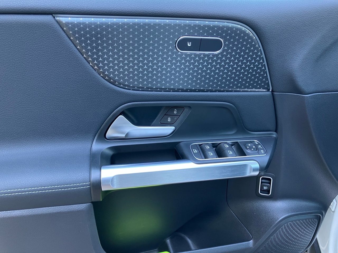 Fahrzeugabbildung Mercedes-Benz EQB 300 4M BONUS+AHK+360°+LENKRADHEIZ+FAHRASSIST