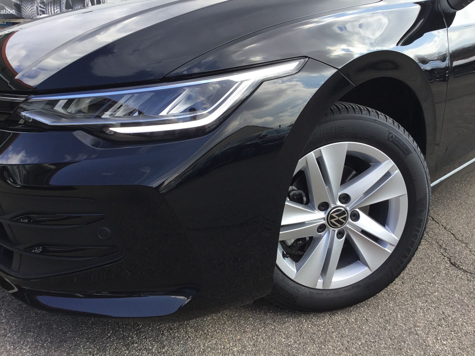Fahrzeugabbildung Volkswagen Golf 1.5 eTSI DSG Life+AHK+LED+Kamera+Navi