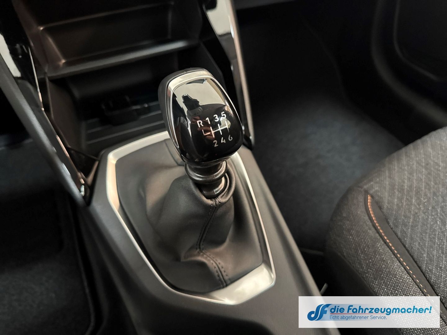 Fahrzeugabbildung Peugeot 208 Style LED Fahrerprofil DAB SHZ Keyless Start