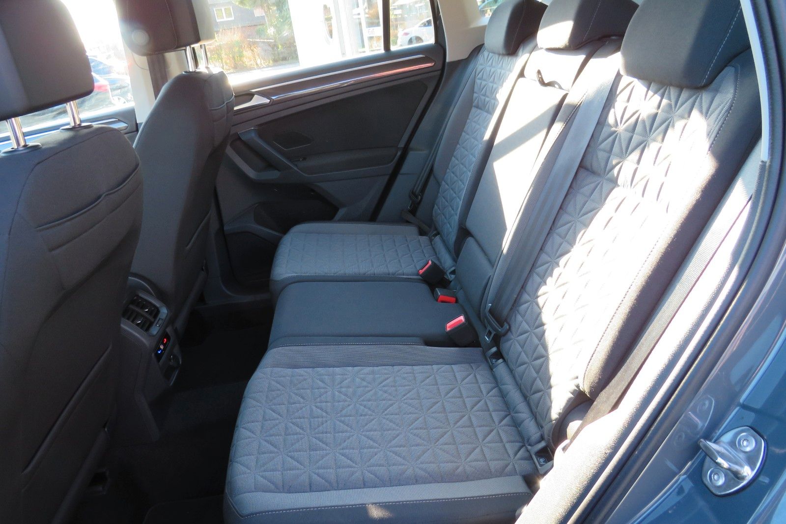 Fahrzeugabbildung Volkswagen Tiguan Life TDI DSG AHK NAVI KAMERA LED ACC GJ