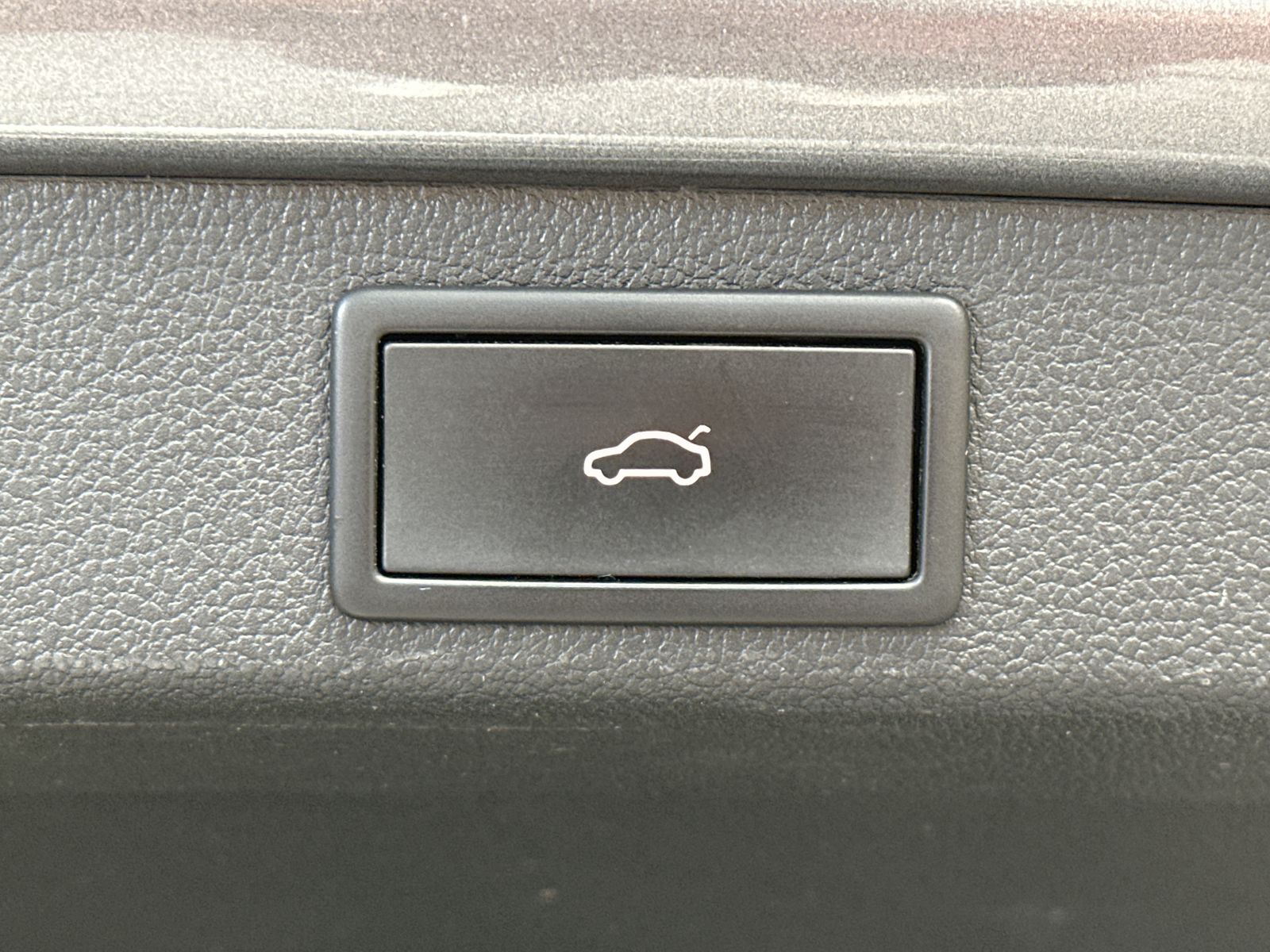 Fahrzeugabbildung SKODA Superb Sportline iV NAV+LED+AHK+PANO+CANTON+19ZO
