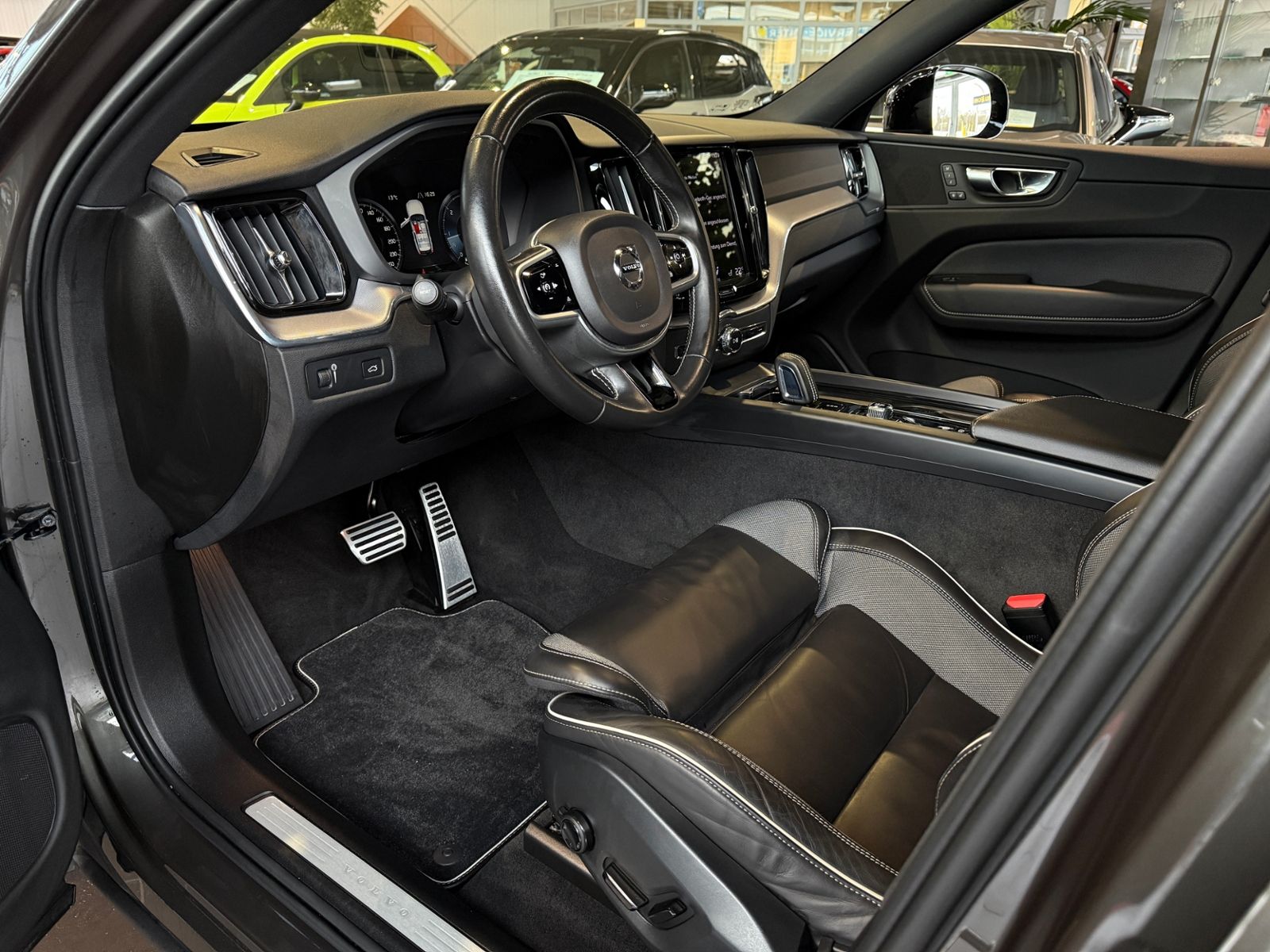 Fahrzeugabbildung Volvo XC60 R Design AWD AHK LED NAVI