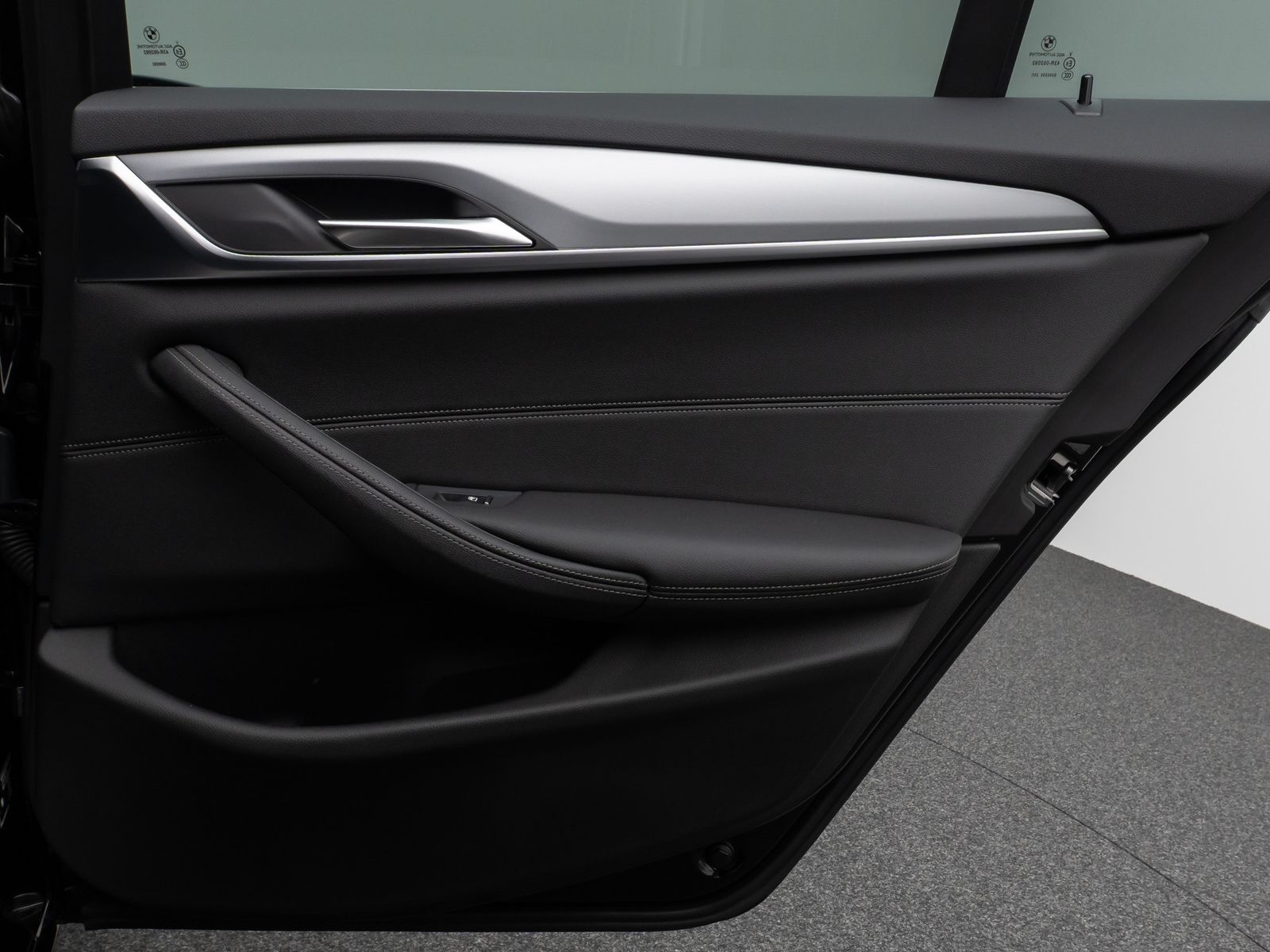 Fahrzeugabbildung BMW 530e Kamera DAB CockPitPro Sitzhzg Alarm LED