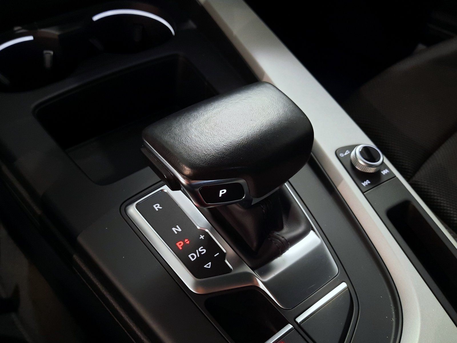 Fahrzeugabbildung Audi A4 Avant 30 TDI advanced S-tronic *AHK*LED*Navi*