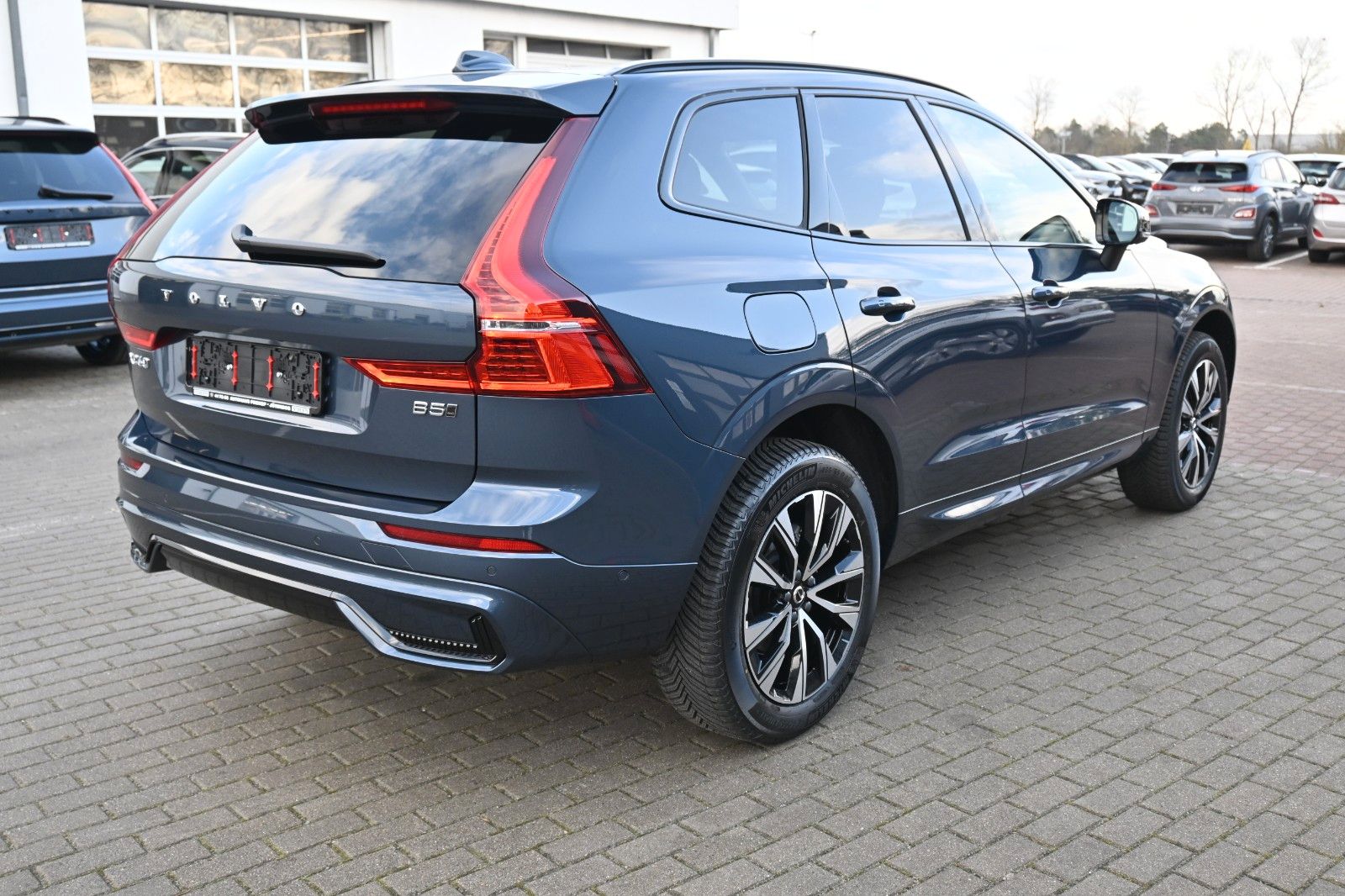 Fahrzeugabbildung Volvo XC60 B5 AWD Plus Dark*FSHZG*360°*H&K*ACC*AHK