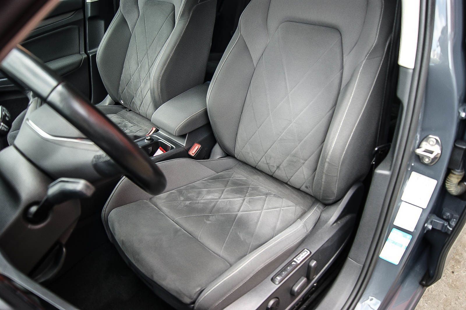 Fahrzeugabbildung Volkswagen Golf VIII 1.5 TSI ''1st EDITION'' PANORAMA VIRTU