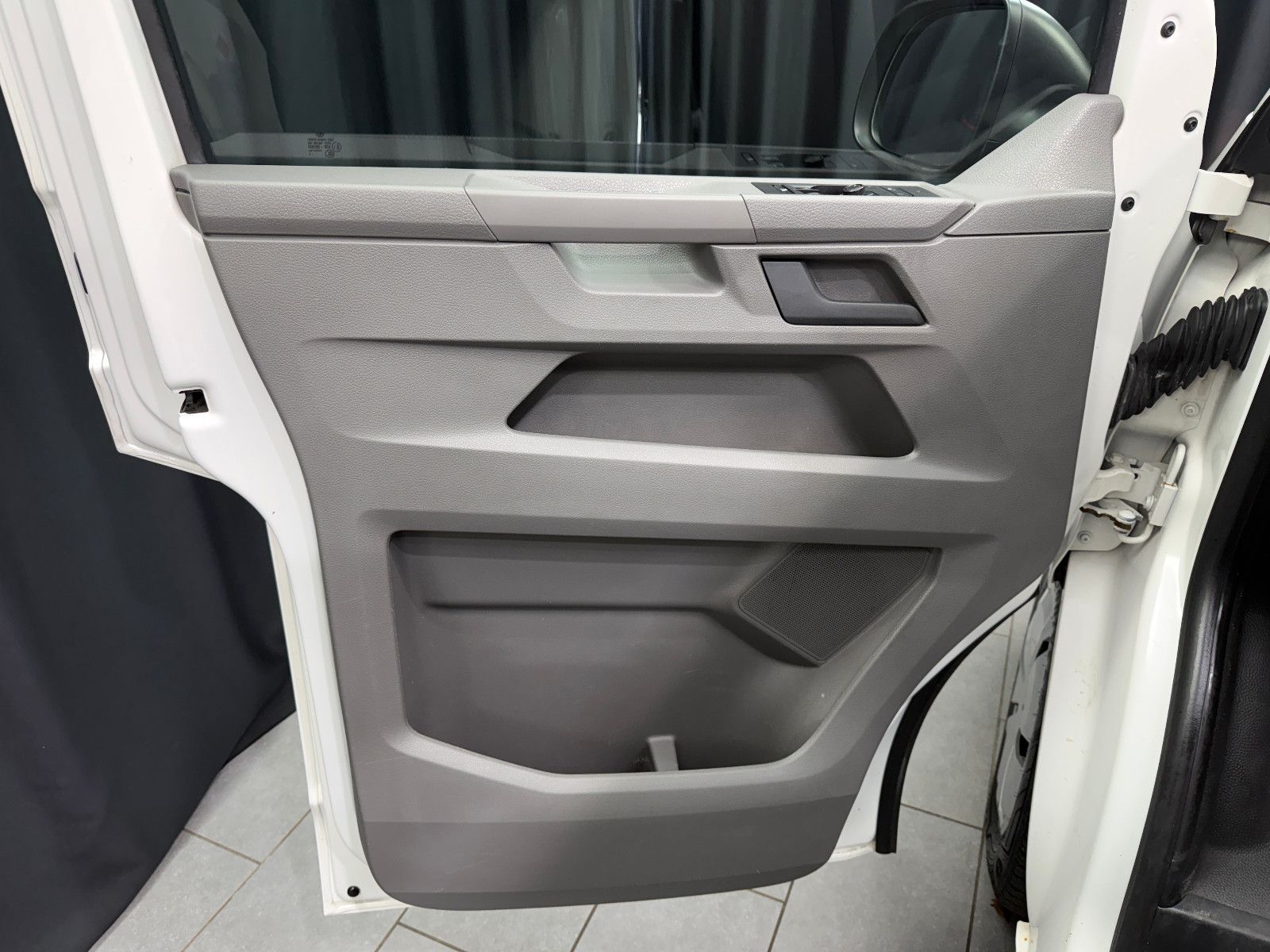 Fahrzeugabbildung Volkswagen T6.1 Transporter Kasten lang FWD|AC|PDC