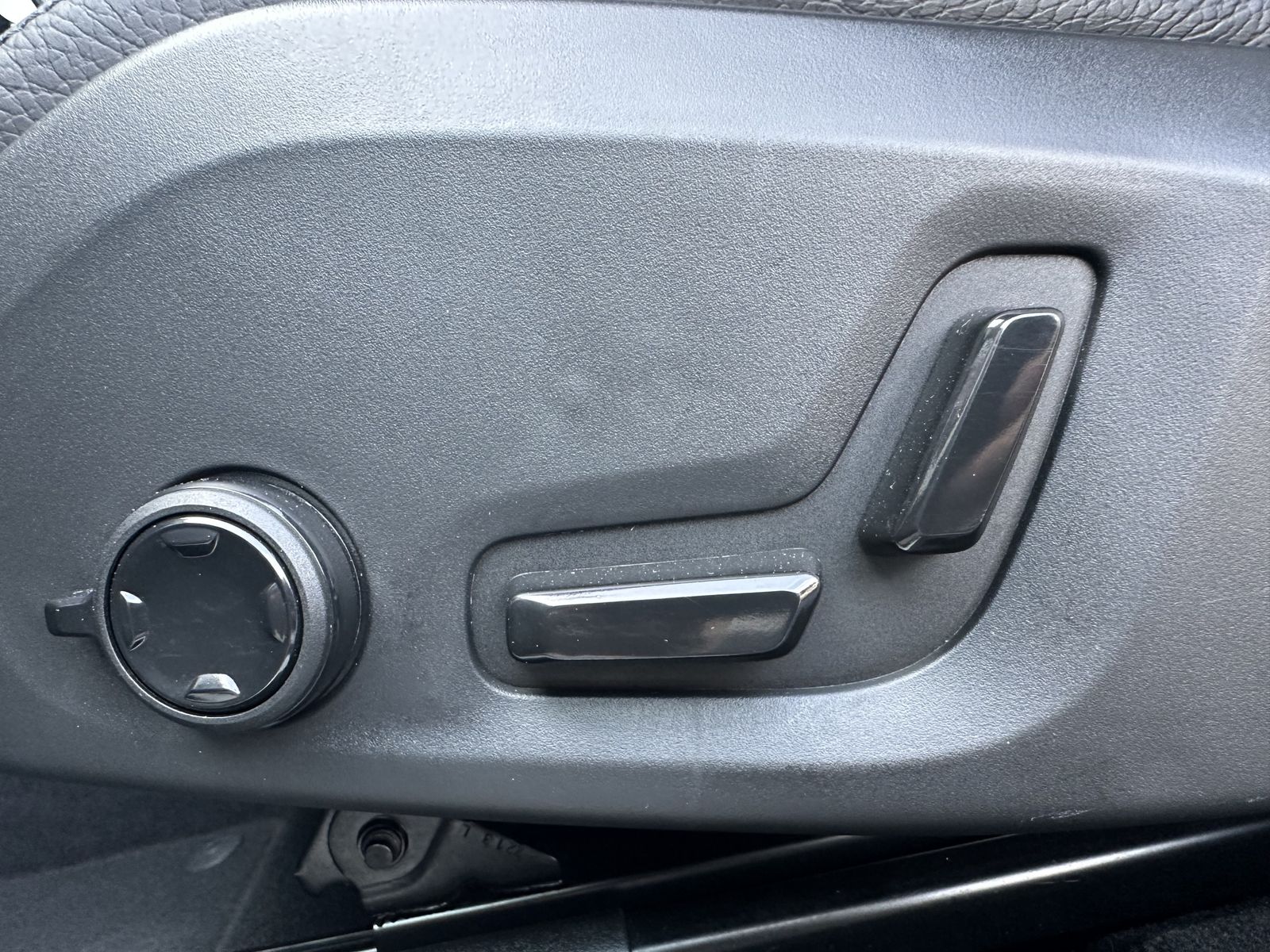 Fahrzeugabbildung Volvo XC60 B4 D Plus Dark NAV+MATRIX+ACC+21ZOLL+ALARM