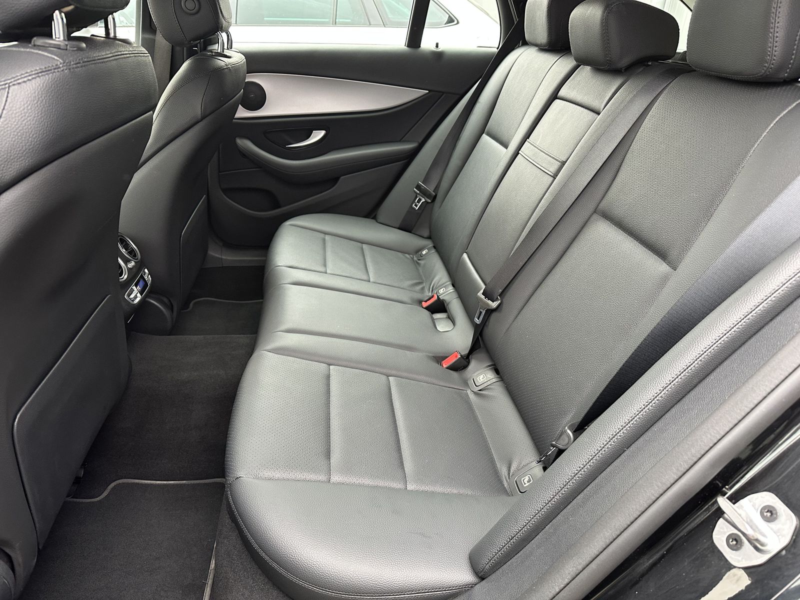 Fahrzeugabbildung Mercedes-Benz E 220d T Avantgarde NAV+LED+HUD+WIDE+KAMERA+18ZO