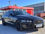 Jaguar XE Pure - schwarze Jaguar XE