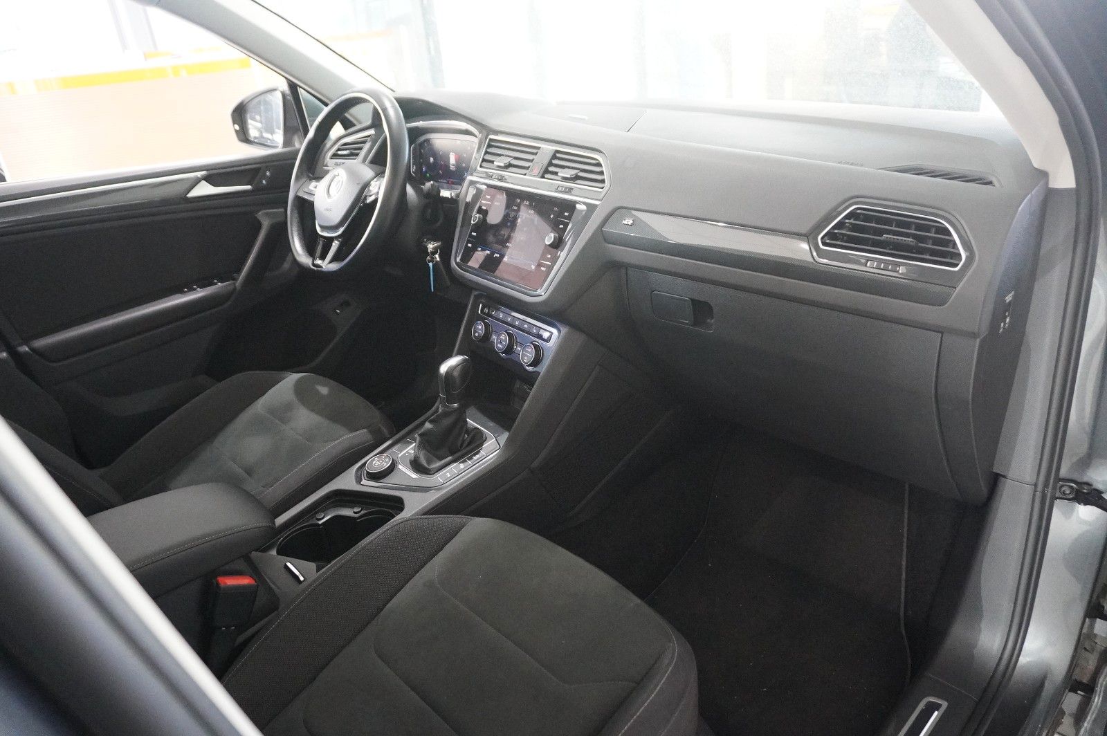 Fahrzeugabbildung Volkswagen Tiguan 2.0 TSI 4MOTION R-LINE NAVI/KAMERA/SH/AHK