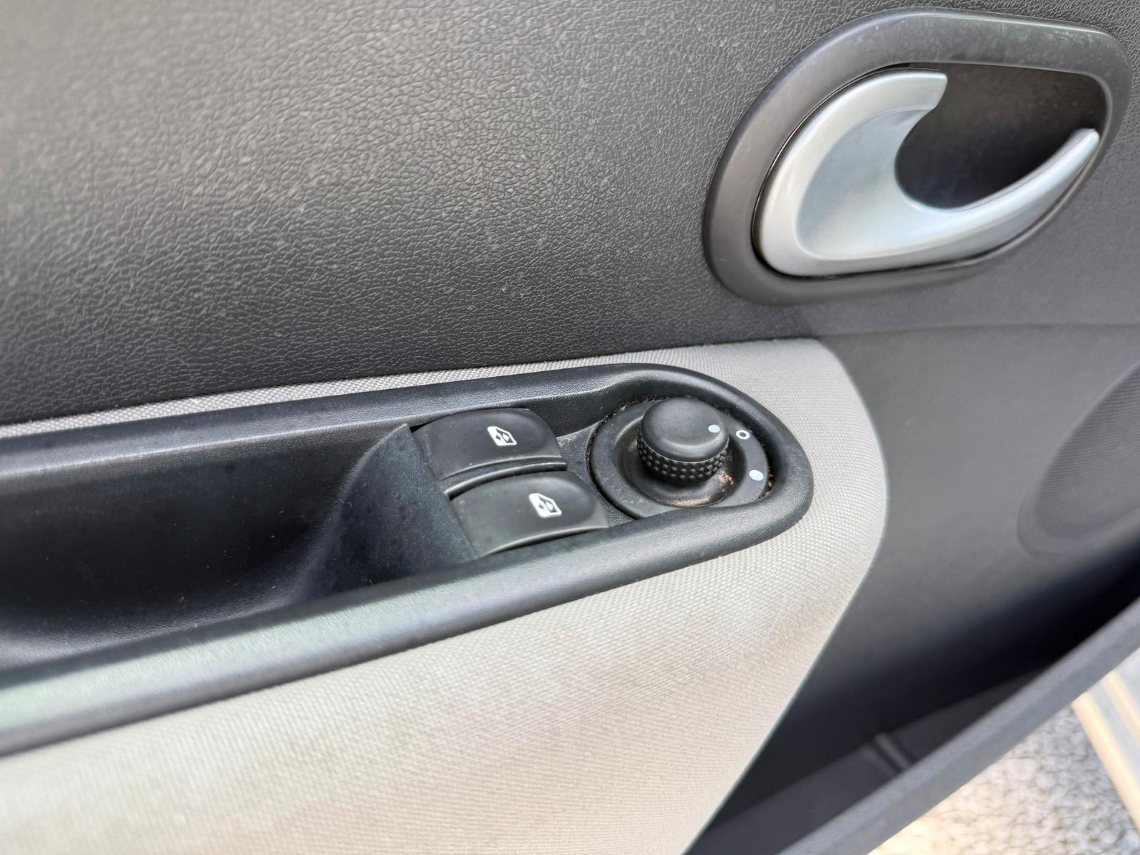 Renault Clio 2012 — photo 14