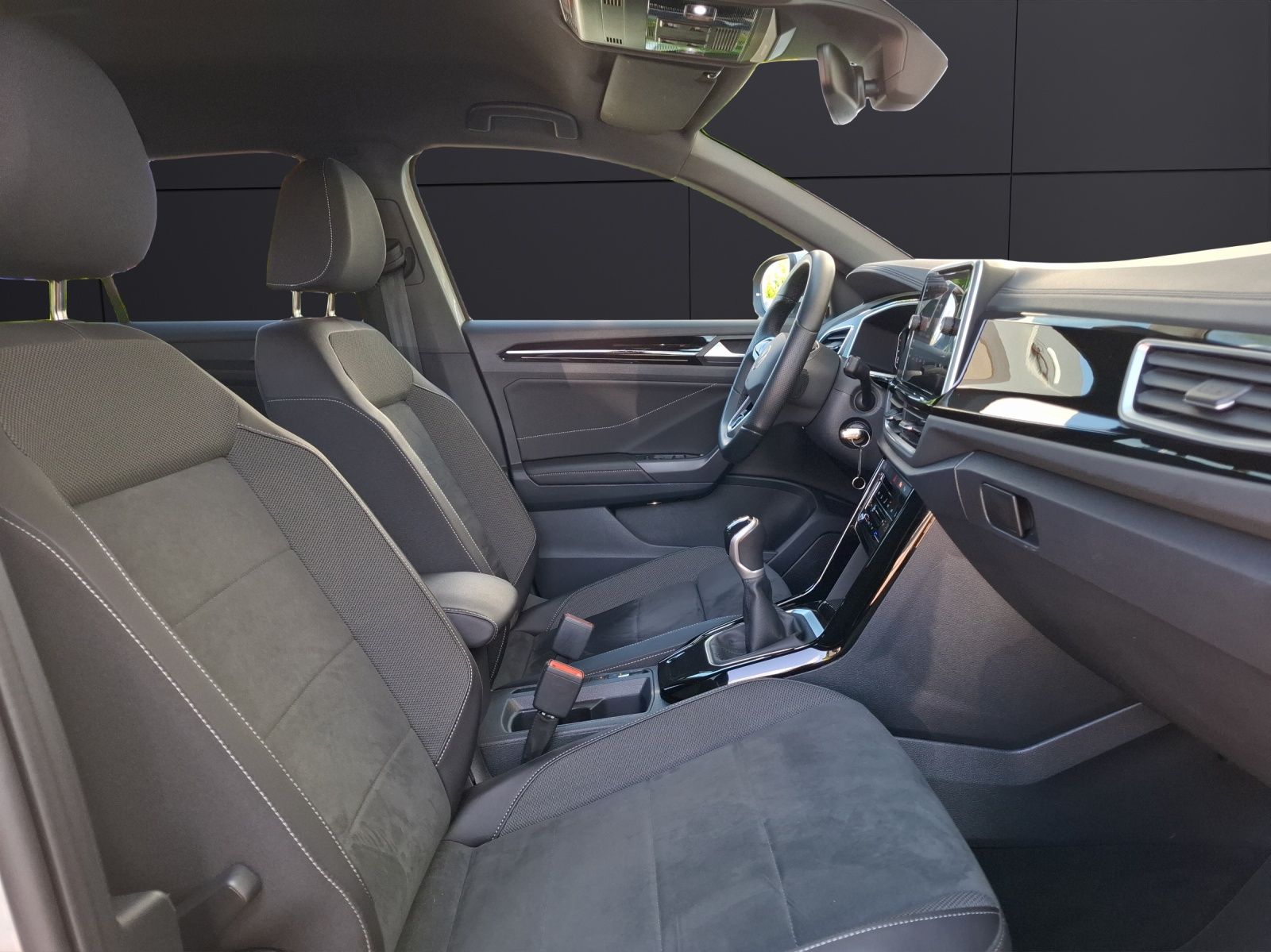 Fahrzeugabbildung Volkswagen T-Roc TSI R-Line Matrix Navi AID Park-Assist SH