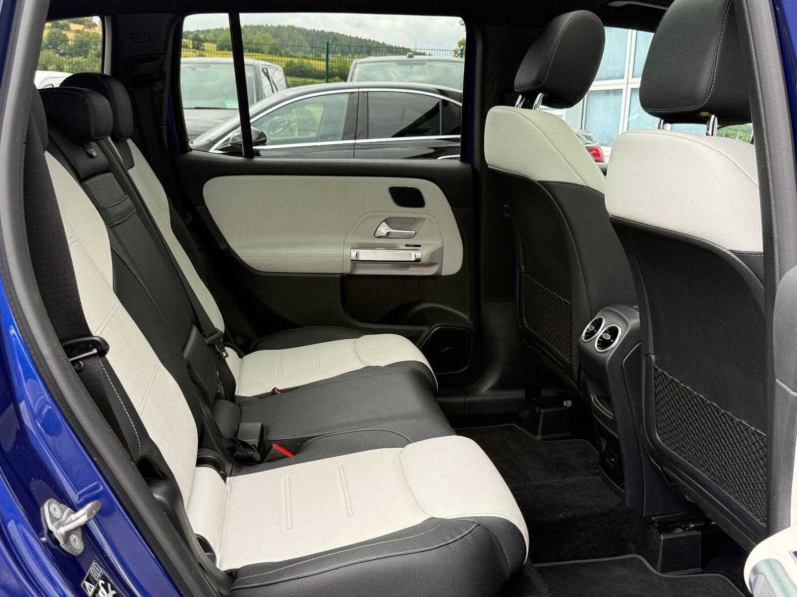 Fahrzeugabbildung Mercedes-Benz GLB 35 AMG 4Matic ACC Burmester 360°K Pano Night