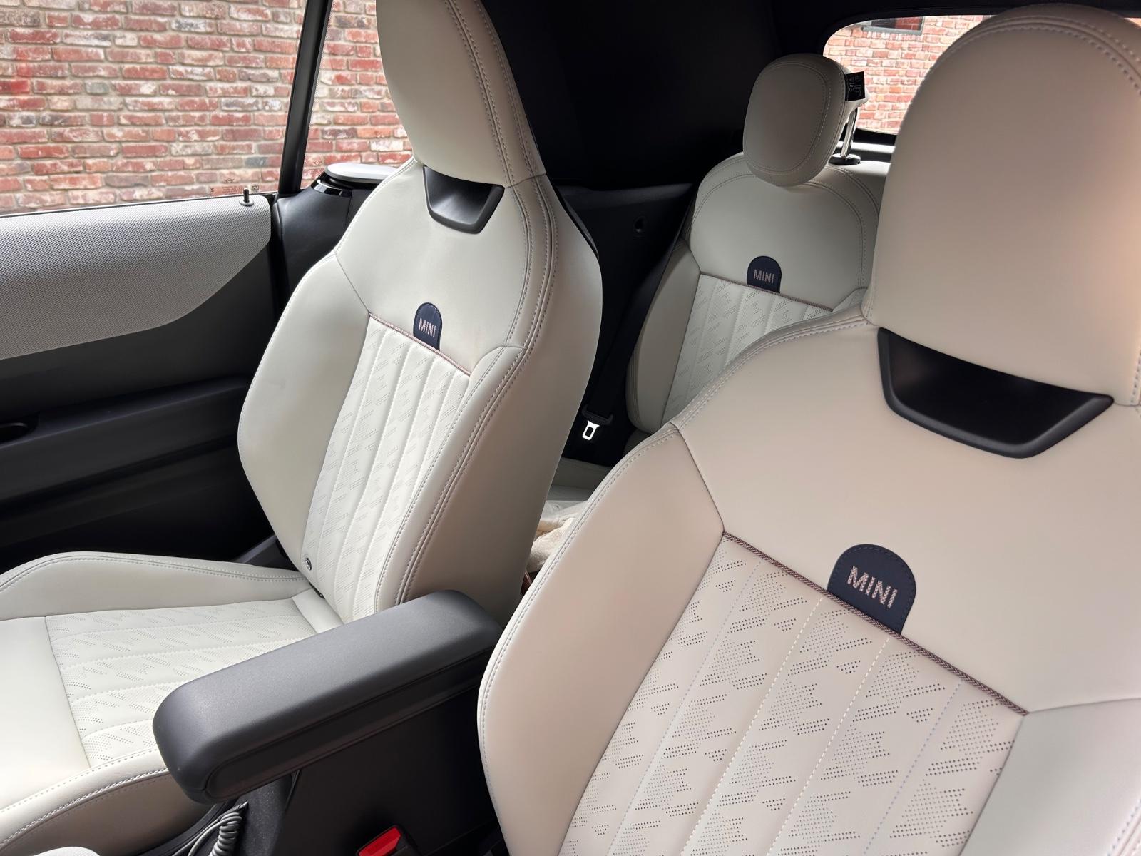 MINI Cooper S Cabrio S Cabrio Favoured Trim Stept...