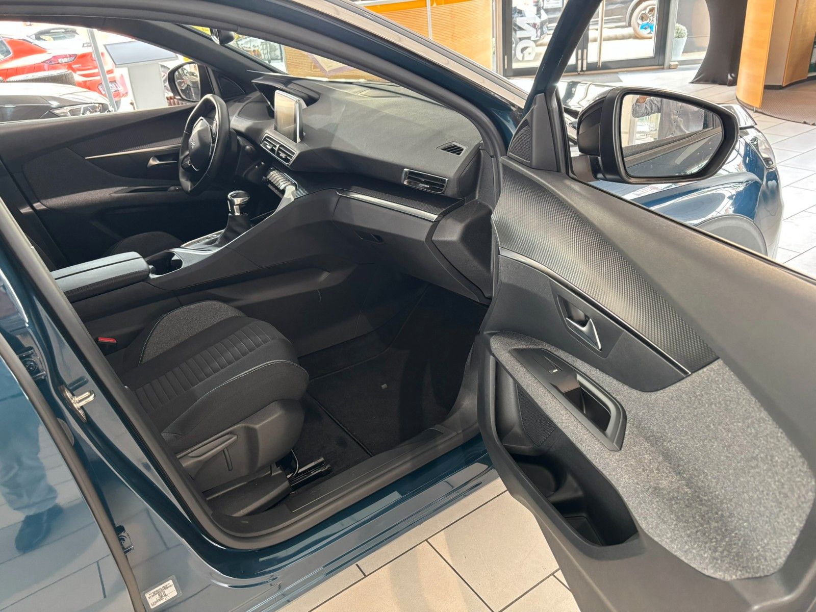 Fahrzeugabbildung Peugeot 3008 1.2T ACTIVE PACK NAVI/LED/SPORT/VIRT/PDC