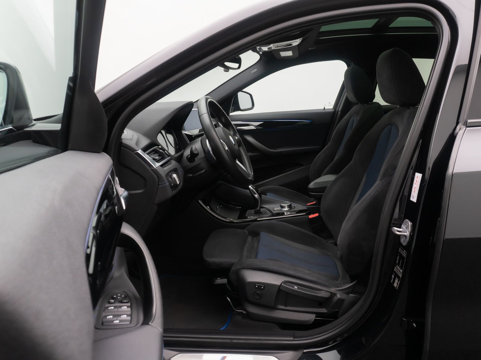 Fahrzeugabbildung BMW X2 sD20i M Sport Kamera HUD Panorama Alarm 20"