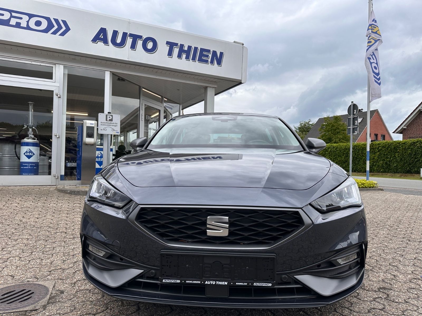 Fahrzeugabbildung SEAT Leon FR 1.5 eTSI LED/PDC/SHZG/RFK/APP