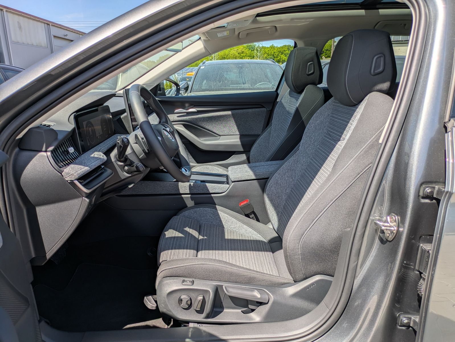 Fahrzeugabbildung SKODA Superb 2.0 TDI 4x4 Selection MATRIX*AHK*PANO*19"