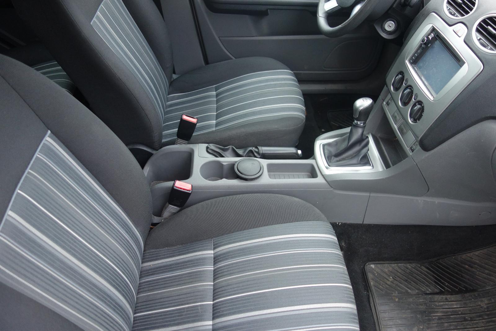 Ford Focus 2010 — photo 17