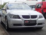BMW 330 Baureihe 3 Touring 330i xDrive Allradantrieb - silberne BMW 330